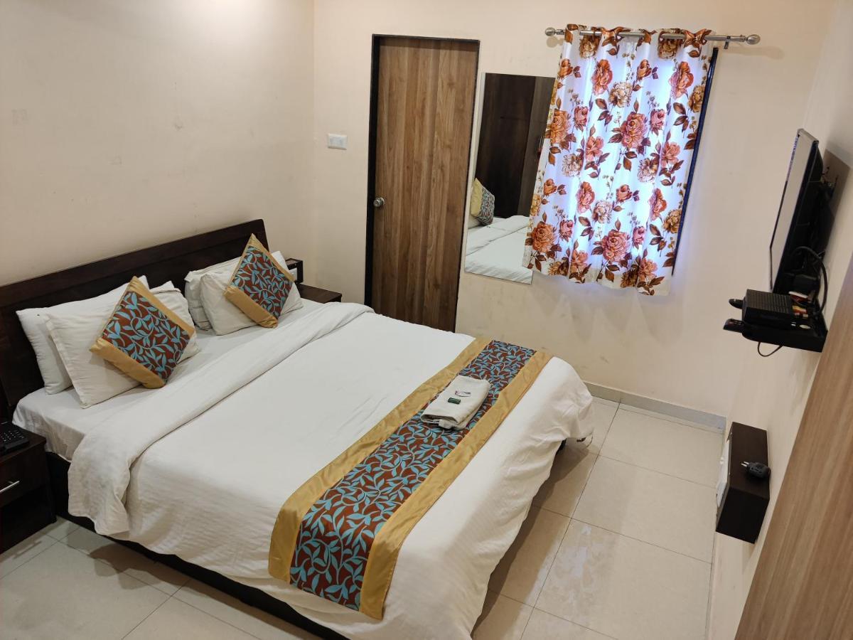 Hotel Blue Leaf Rajkot Dış mekan fotoğraf