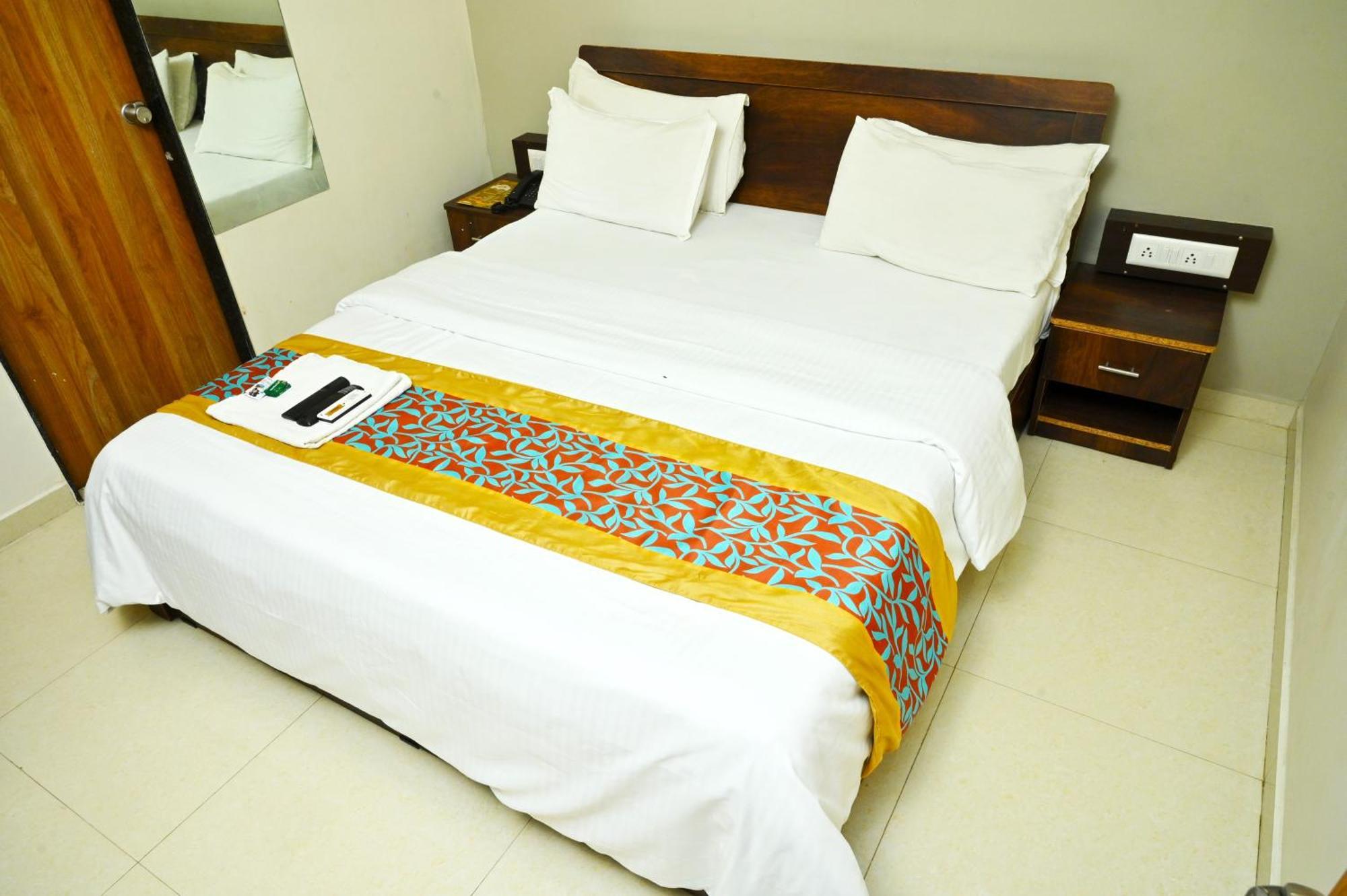 Hotel Blue Leaf Rajkot Dış mekan fotoğraf